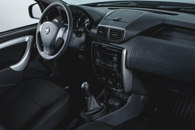 Nissan Terrano 1.6 MT (114 л. с.) Comfort
