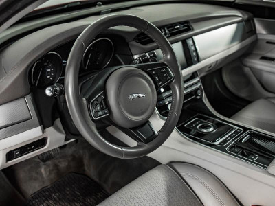 Jaguar XF 2.0 D AT AWD (180 л. с.)