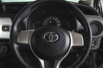 Toyota Vitz 1.3 CVT (94 л. с.)