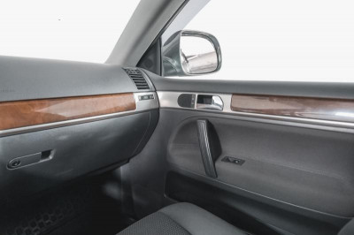 Volkswagen Touareg 3.0d AT (224 л.с.) 4WD